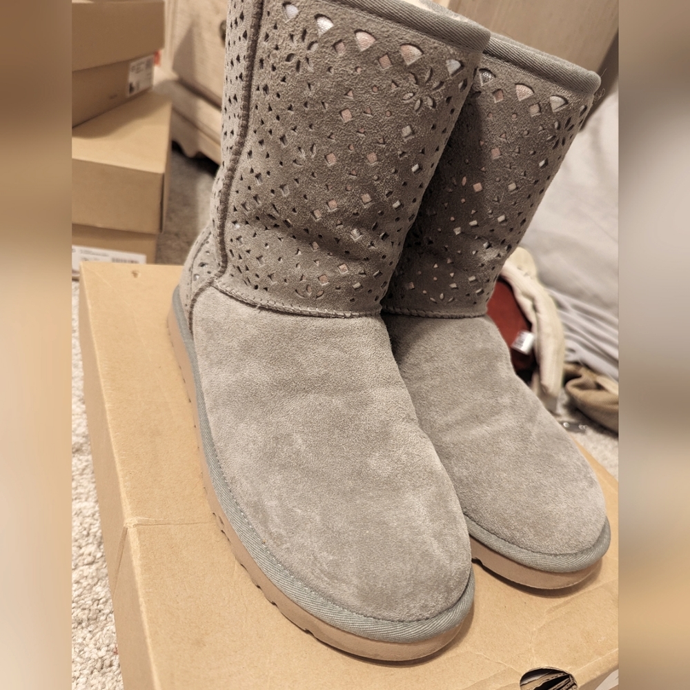 UGG Classic Short Flora Perf